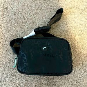ZYIA ACTIVE MIDNIGHT CROSSBODY FANNY PACK
